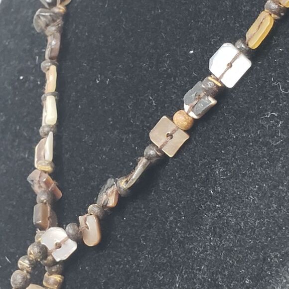 ARTISAN Handpainted Shell Necklace Floral - Picture 4 of 7